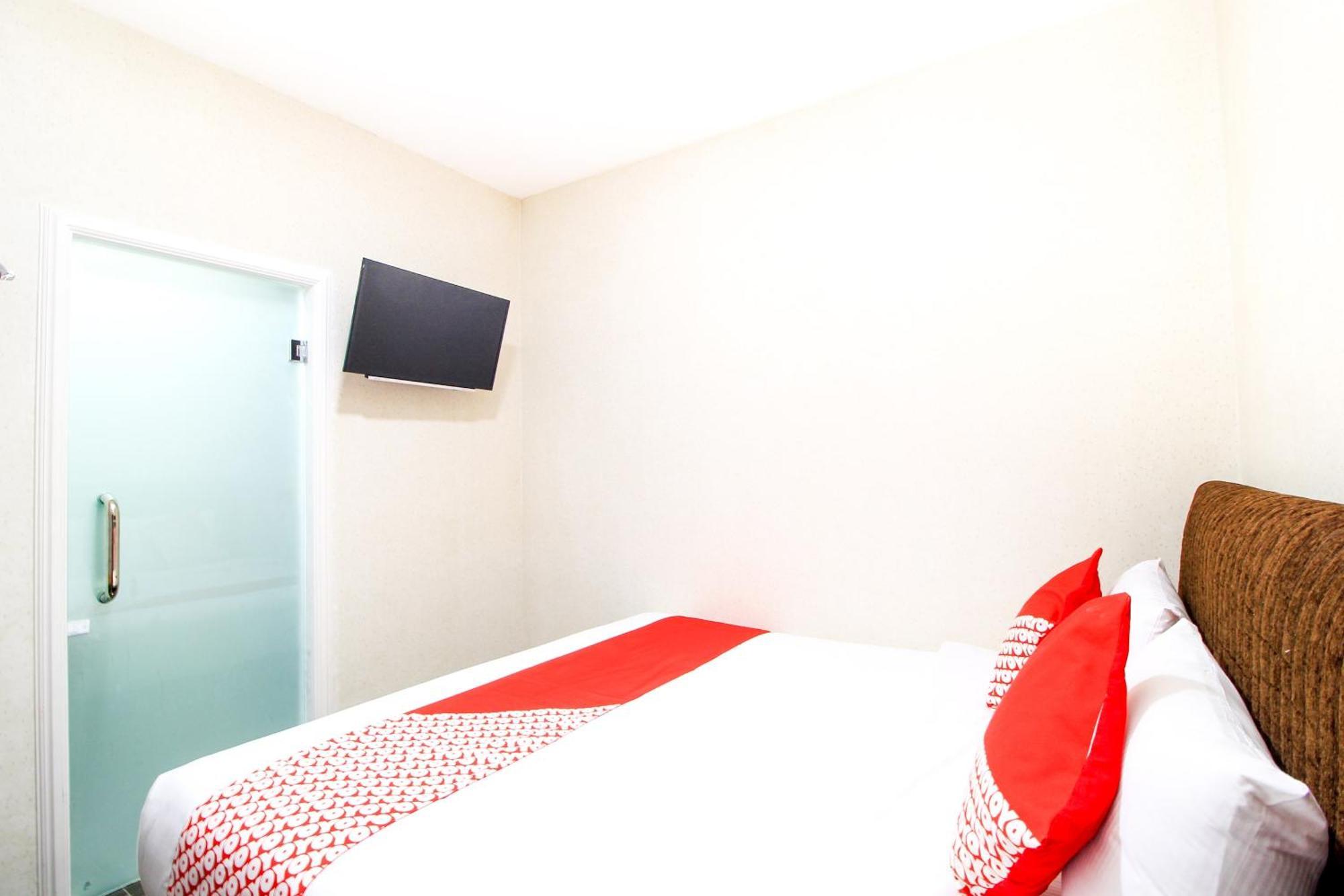 Super Oyo Capital O 217 A1 Hotel Surabaya Buitenkant foto