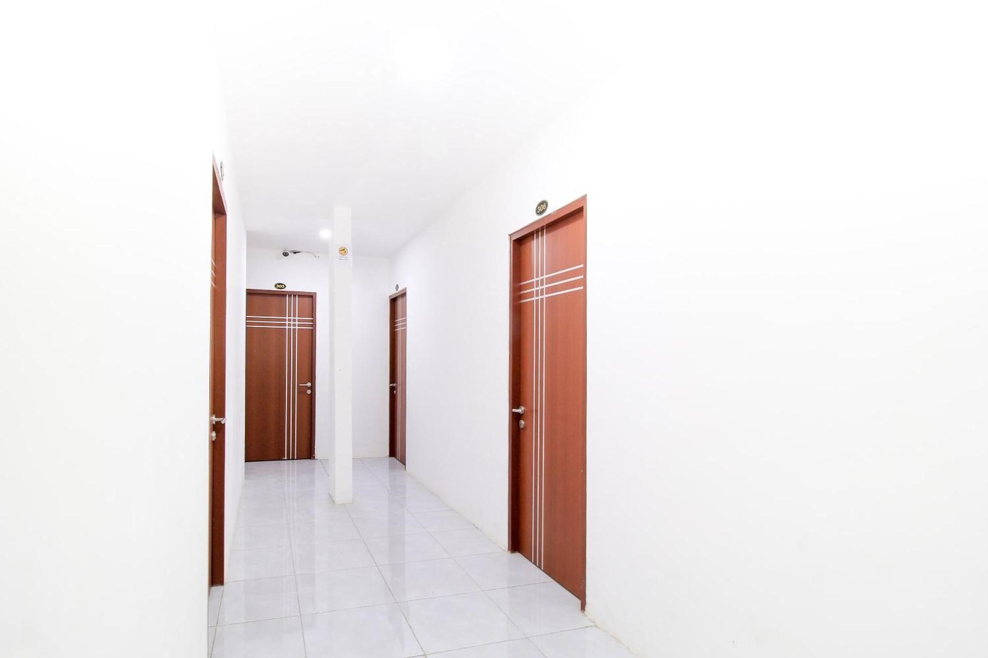 Super Oyo Capital O 217 A1 Hotel Surabaya Buitenkant foto