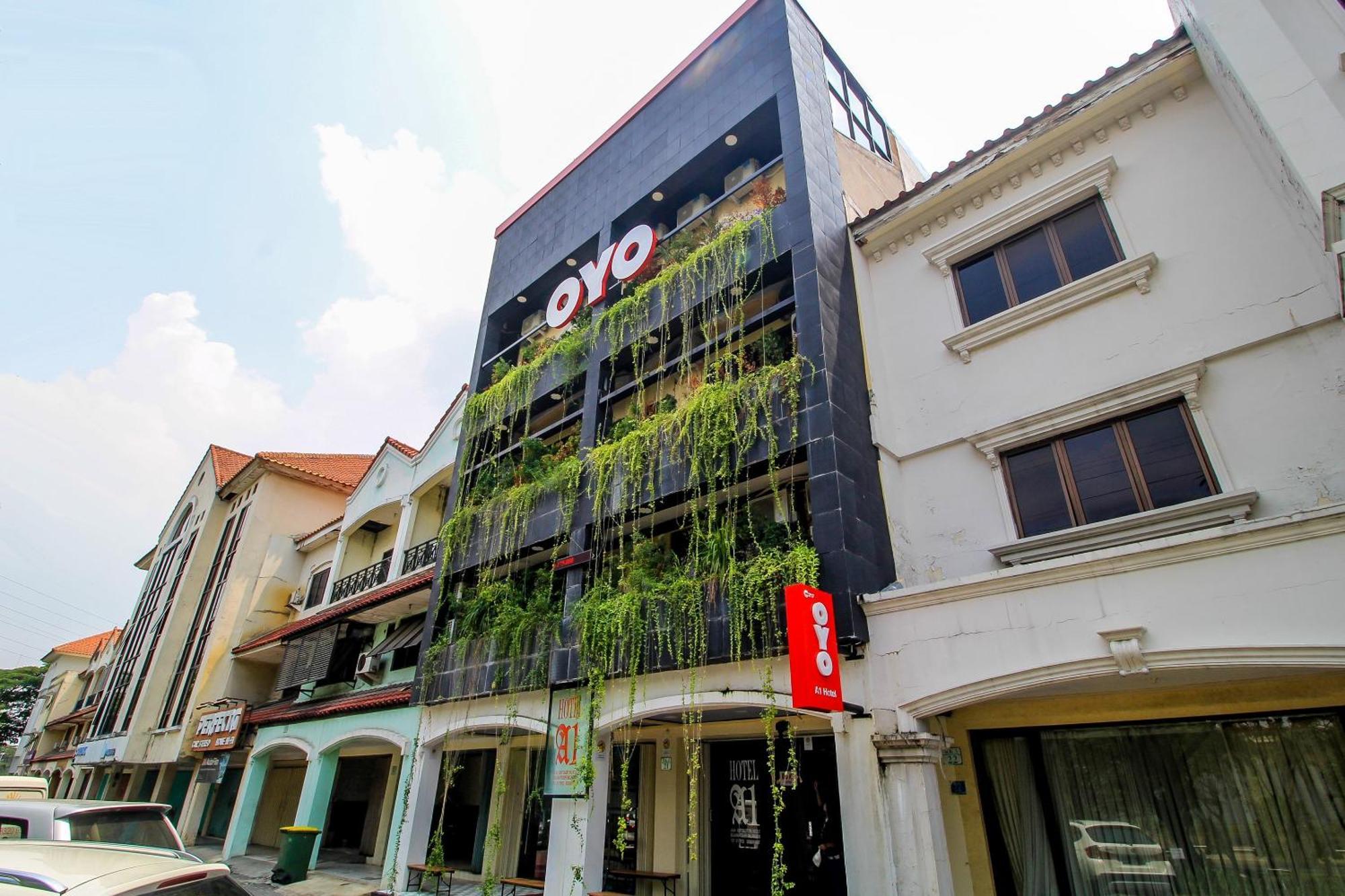 Super Oyo Capital O 217 A1 Hotel Surabaya Buitenkant foto