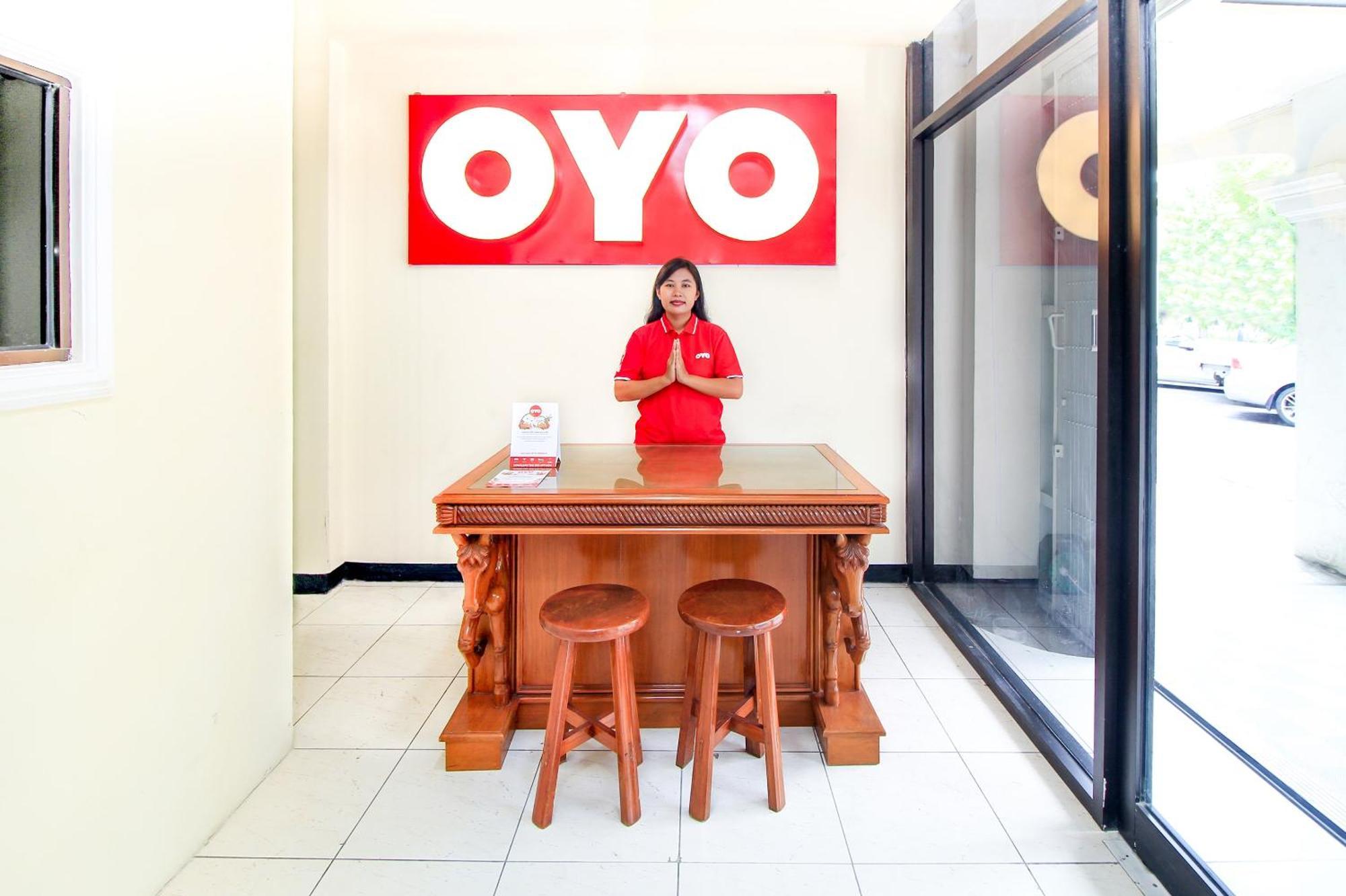 Super Oyo Capital O 217 A1 Hotel Surabaya Buitenkant foto
